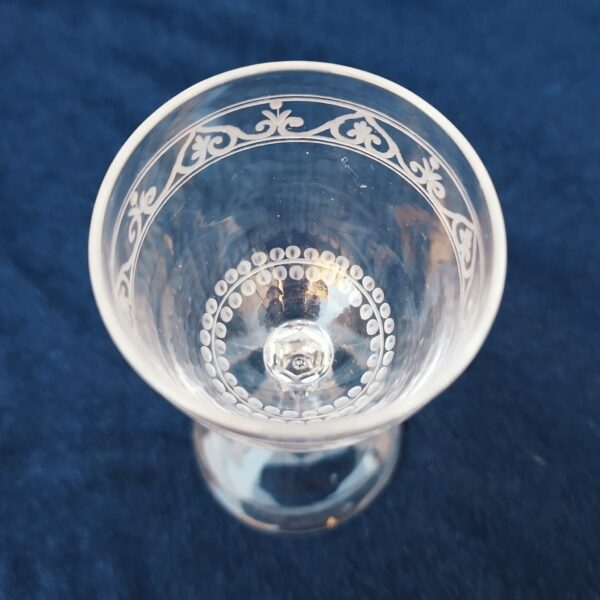 Dix verres à apéritif, porto en cristal de baccarat a frise ciselée de coeurs , monogramme " L" sur le devant des verres. Verres datant du début 19ème siècle. Excellent état. Hauteur : 9 cm Diamètre : 4 cm