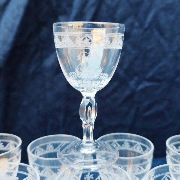 Dix verres à apéritif, porto en cristal de baccarat a frise ciselée de coeurs , monogramme " L" sur le devant des verres. Verres datant du début 19ème siècle. Excellent état. Hauteur : 9 cm Diamètre : 4 cm