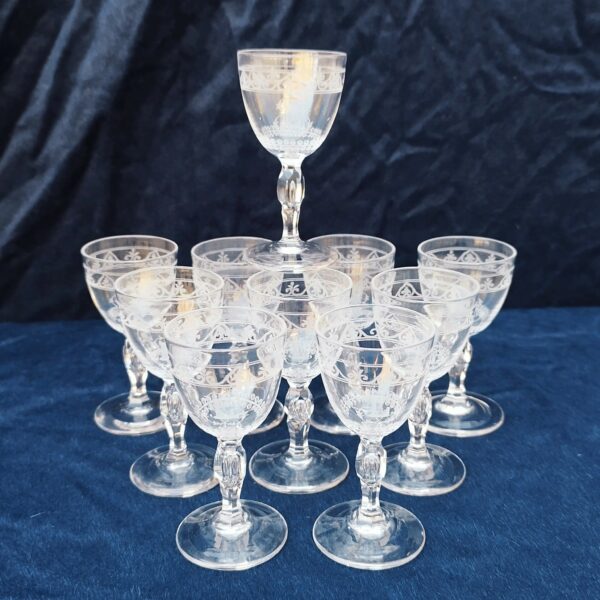 Dix verres à apéritif, porto en cristal de baccarat a frise ciselée de coeurs , monogramme " L" sur le devant des verres. Verres datant du début 19ème siècle. Excellent état. Hauteur : 9 cm Diamètre : 4 cm