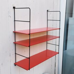 Etagère murale style string, montants en métal noir et étagères en mélaminé de couleur rouge. Petites rayures et taches sur les étagères, petites traces de corrosion sur les montants. Un montant légèrement tordu. Très bon état Hauteur : 52 cm Dimensions étagères : 52,5 x 17 cm