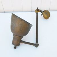 Lampe industrielle d’atelier datant des années 60. Deux bras articulés ( 34 cm et 11 cm). L'interrupteur d'origine sur le globe est HS mais électrification refaite avec interrupteur sur le fil. Traces de corrosion sur la lampe, des enfoncements sur le globe. Dans son jus Longueur max:  60 cm.