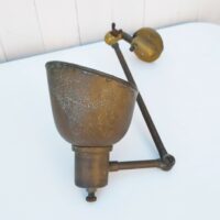 Lampe industrielle d’atelier datant des années 60. Deux bras articulés ( 34 cm et 11 cm). L'interrupteur d'origine sur le globe est HS mais électrification refaite avec interrupteur sur le fil. Traces de corrosion sur la lampe, des enfoncements sur le globe. Dans son jus Longueur max:  60 cm.