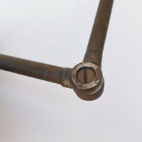 Lampe industrielle d’atelier datant des années 60. Deux bras articulés ( 34 cm et 11 cm). L'interrupteur d'origine sur le globe est HS mais électrification refaite avec interrupteur sur le fil. Traces de corrosion sur la lampe, des enfoncements sur le globe. Dans son jus Longueur max:  60 cm.