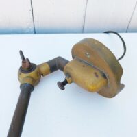Lampe industrielle d’atelier datant des années 60. Deux bras articulés ( 34 cm et 11 cm). L'interrupteur d'origine sur le globe est HS mais électrification refaite avec interrupteur sur le fil. Traces de corrosion sur la lampe, des enfoncements sur le globe. Dans son jus Longueur max:  60 cm.