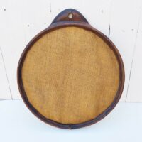 Miroir rond gainé de cuir, piqûre sellier sur l'attache , toile de jute de protection à l'arrière. Petites traces et rayures d'usage sur le miroir. Bon état général Diamètre : 35,5 cm