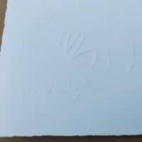 Le couple, Gravure sur bois par gaufrage d'après Jean Cocteau Signée dans la planche en vélin Colombe pur coton. Edition réalisée à 1000 exemplaires en 1992  destinée à faire découvrir les oeuvres de Cocteau aux personnes malvoyantes. Chaque gravure est numérotée en braille. Excellent état Dimensions : 31,5  x 24 cm