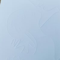  Le couple, Gravure sur bois par gaufrage d'après Jean Cocteau Signée dans la planche en vélin Colombe pur coton. Edition réalisée à 1000 exemplaires en 1992  destinée à faire découvrir les oeuvres de Cocteau aux personnes malvoyantes. Chaque gravure est numérotée en braille. Excellent état Dimensions : 31,5  x 24 cm