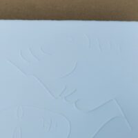  Le couple, Gravure sur bois par gaufrage d'après Jean Cocteau Signée dans la planche en vélin Colombe pur coton. Edition réalisée à 1000 exemplaires en 1992  destinée à faire découvrir les oeuvres de Cocteau aux personnes malvoyantes. Chaque gravure est numérotée en braille. Excellent état Dimensions : 31,5  x 24 cm