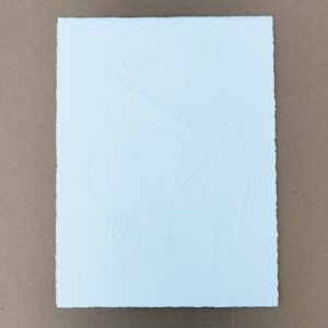  Le couple, Gravure sur bois par gaufrage d'après Jean Cocteau Signée dans la planche en vélin Colombe pur coton. Edition réalisée à 1000 exemplaires en 1992  destinée à faire découvrir les oeuvres de Cocteau aux personnes malvoyantes. Chaque gravure est numérotée en braille. Excellent état Dimensions : 31,5  x 24 cm