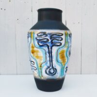 Grand vase en céramique West germany, par Carstens Tonnieshof. A décor abstrait. Un petit saut d'email au col. Très bon état. Hauteur : 34,5 cm