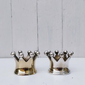 Paire de bougeoir représentant des couronnes, en métal argenté. Un petit manque de dorure sur l'un des bougeoirs. Bon état général. Hauteur : 4,5 cm Diamètre : 6 cm