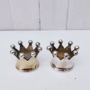 Paire de bougeoir représentant des couronnes, en métal argenté. Un petit manque de dorure sur l'un des bougeoirs. Bon état général. Hauteur : 4,5 cm Diamètre : 6 cm