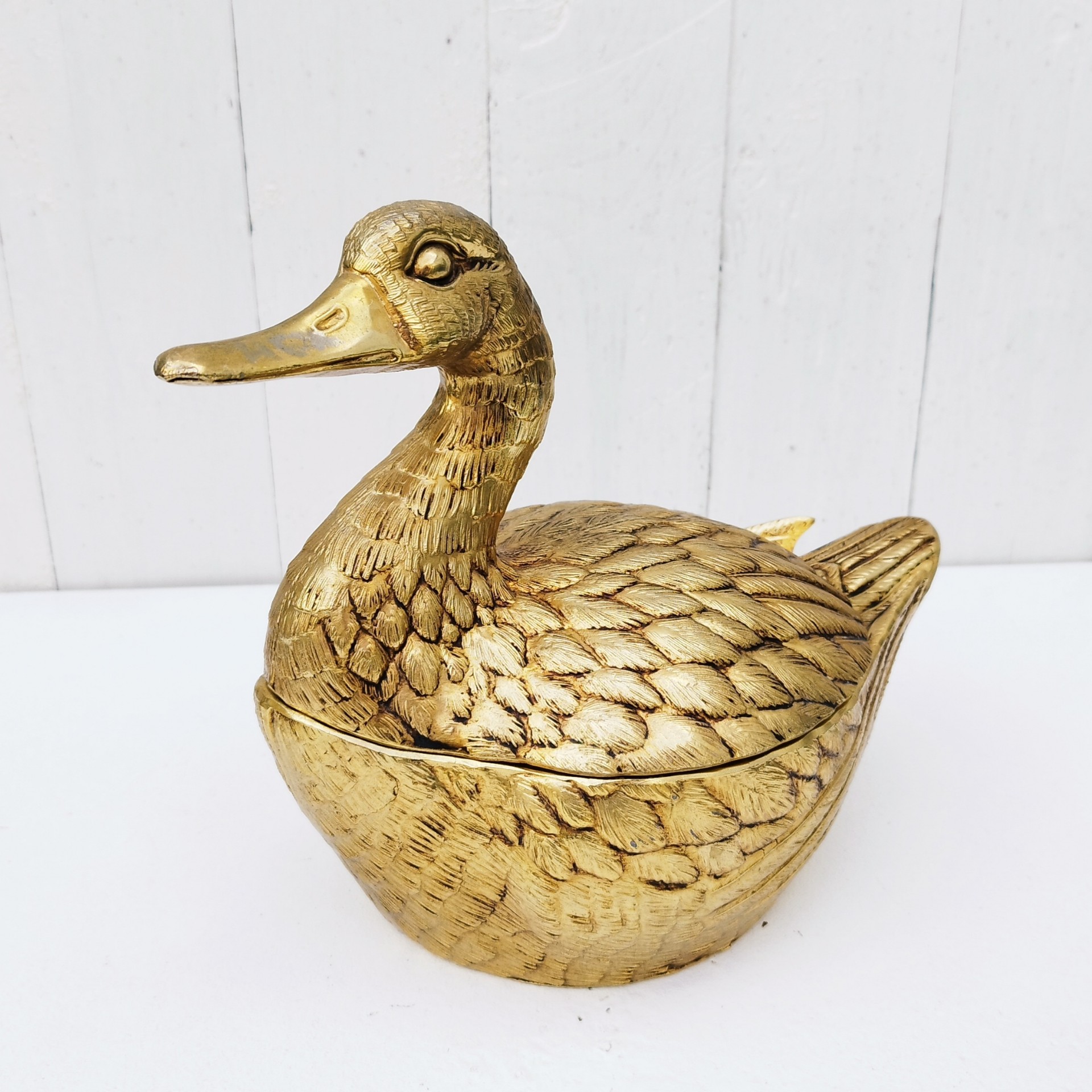 Seau à glaçons  représentant un canard doré dessiné par Mauro Manetti en métal doré, dans les années 70. Made in Italy. Signé sur la queue. bon état général. Hauteur à la tête du canard : 22 cm Hauteur corps du canard : 12 cm Largeur : 15 cm Longueur : ~27 cm