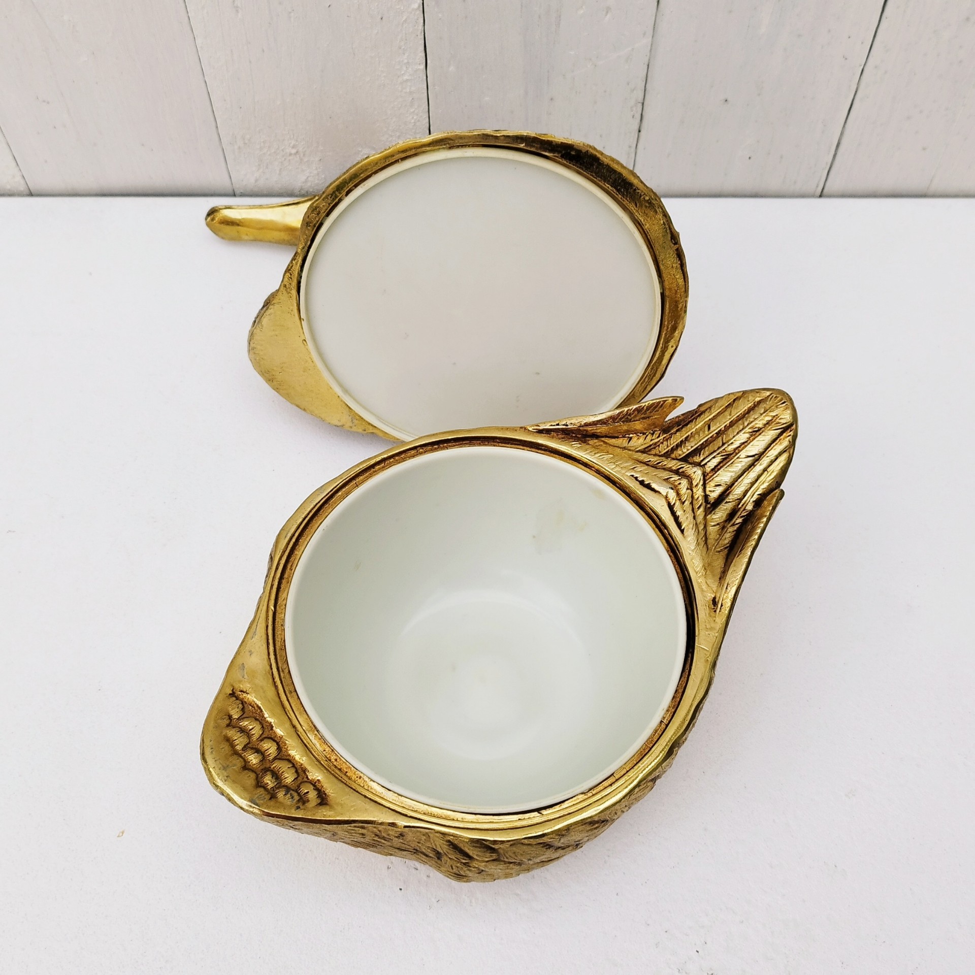 Seau à glaçons  représentant un canard doré dessiné par Mauro Manetti en métal doré, dans les années 70. Made in Italy. Signé sur la queue. bon état général. Hauteur à la tête du canard : 22 cm Hauteur corps du canard : 12 cm Largeur : 15 cm Longueur : ~27 cm