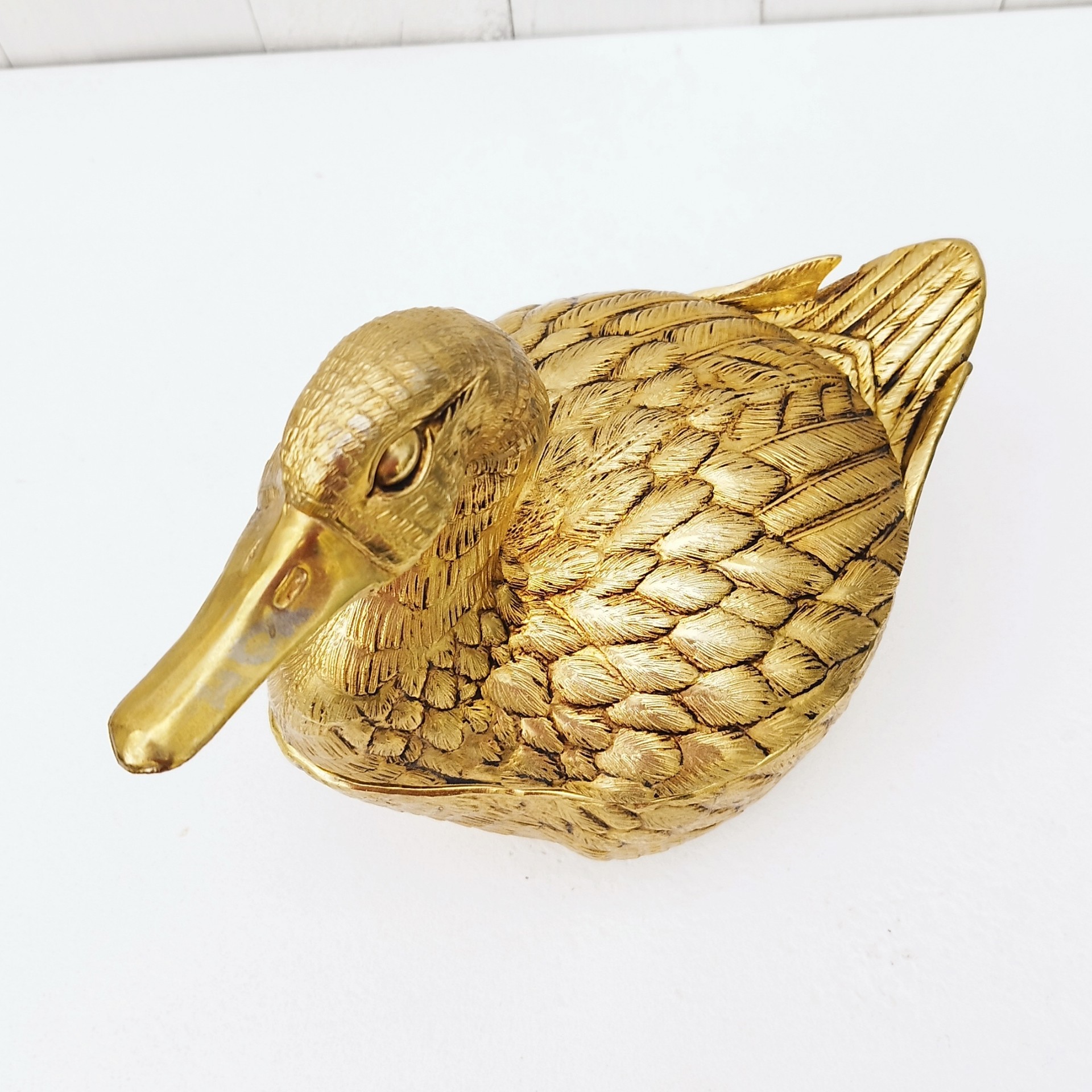 Seau à glaçons  représentant un canard doré dessiné par Mauro Manetti en métal doré, dans les années 70. Made in Italy. Signé sur la queue. bon état général. Hauteur à la tête du canard : 22 cm Hauteur corps du canard : 12 cm Largeur : 15 cm Longueur : ~27 cm