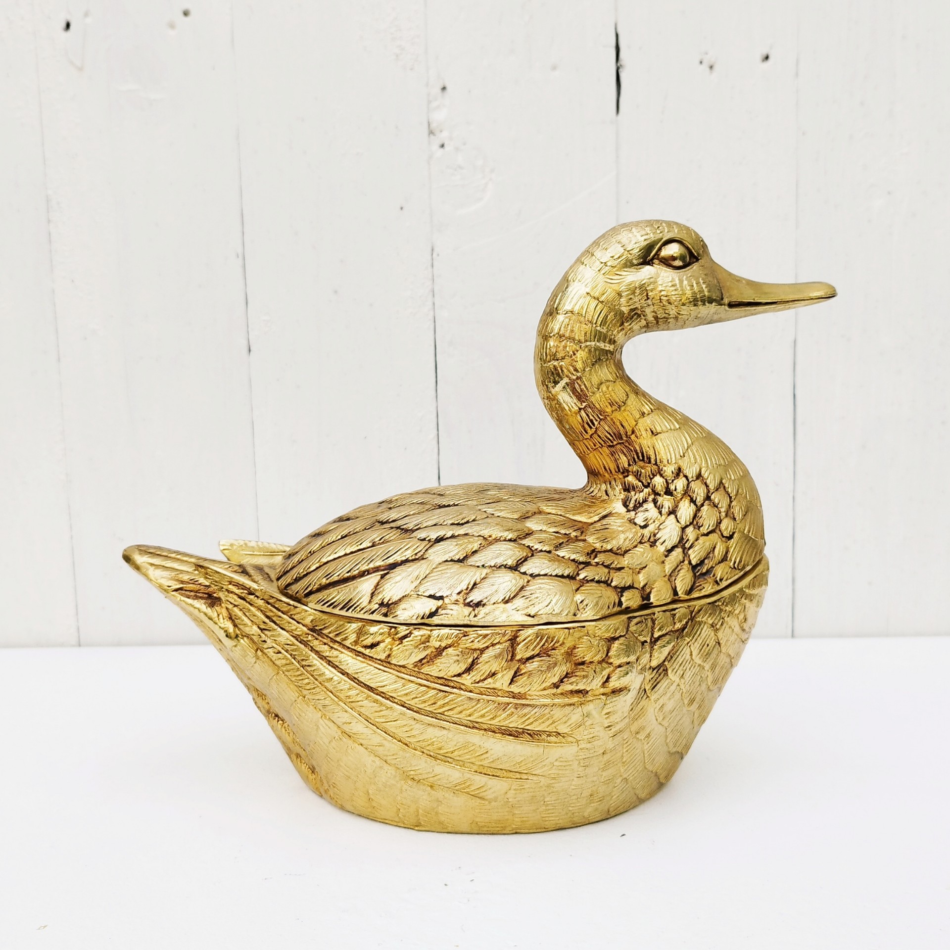 Seau à glaçons  représentant un canard doré dessiné par Mauro Manetti en métal doré, dans les années 70. Made in Italy. Signé sur la queue. bon état général. Hauteur à la tête du canard : 22 cm Hauteur corps du canard : 12 cm Largeur : 15 cm Longueur : ~27 cm