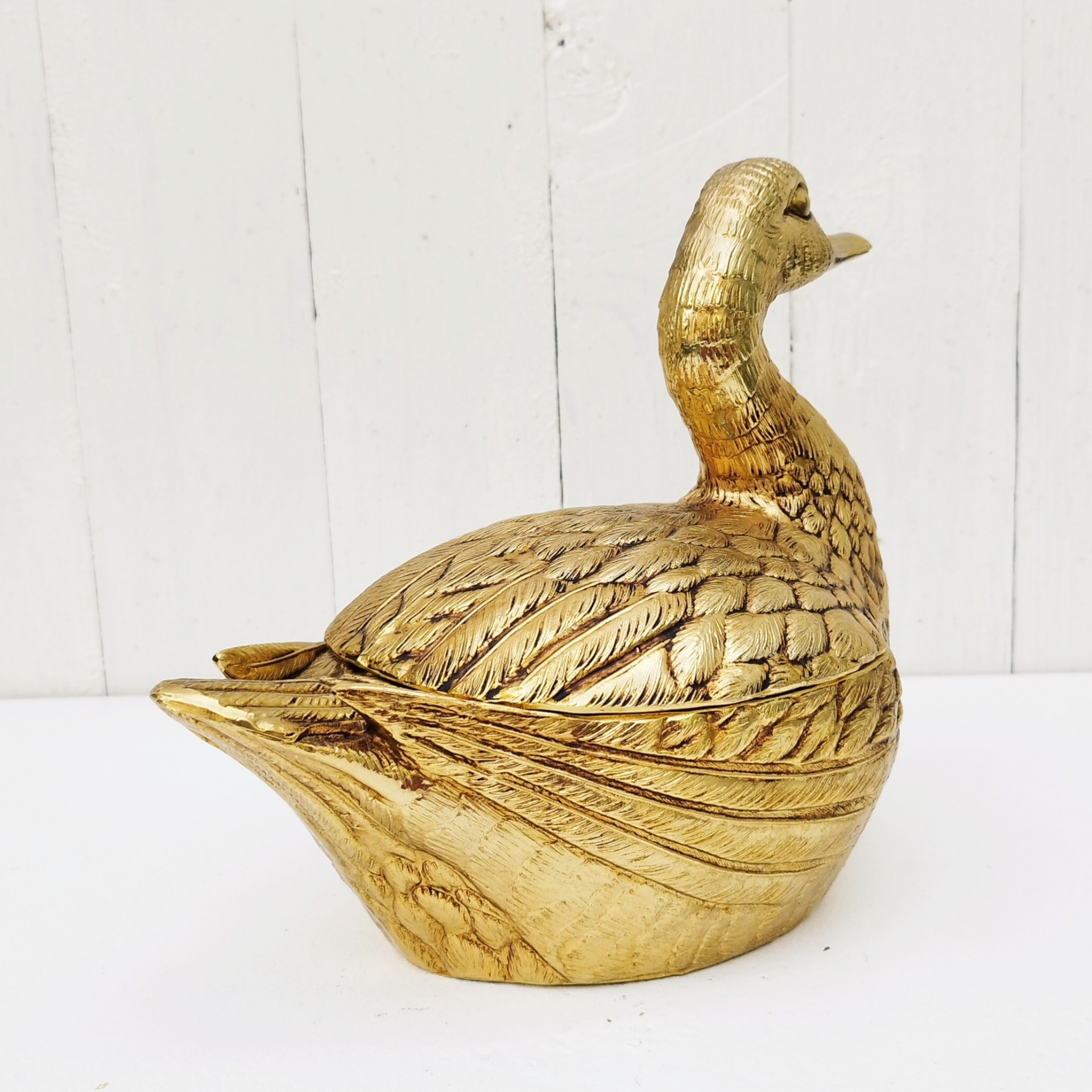 Seau à glaçons  représentant un canard doré dessiné par Mauro Manetti en métal doré, dans les années 70. Made in Italy. Signé sur la queue. bon état général. Hauteur à la tête du canard : 22 cm Hauteur corps du canard : 12 cm Largeur : 15 cm Longueur : ~27 cm