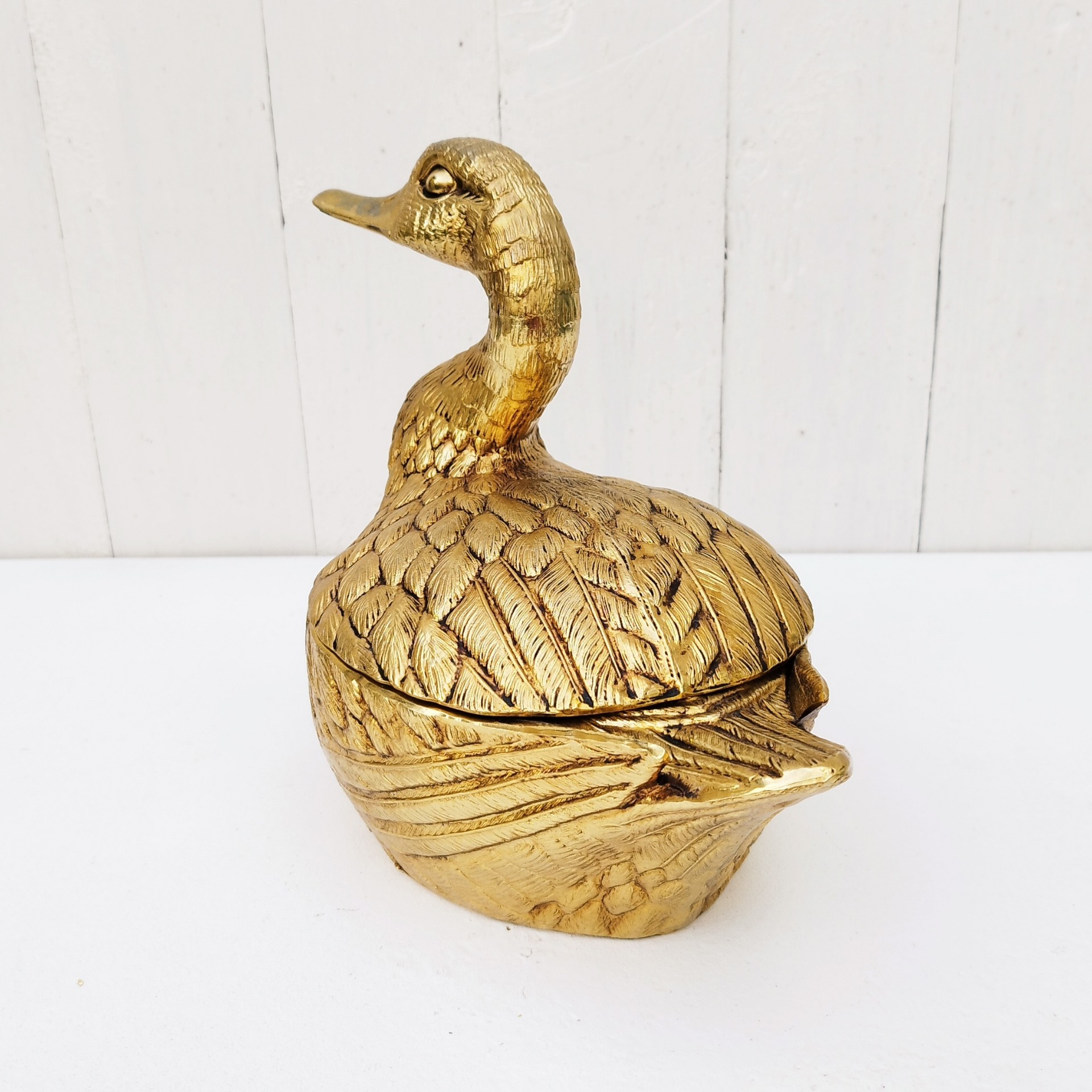 Seau à glaçons  représentant un canard doré dessiné par Mauro Manetti en métal doré, dans les années 70. Made in Italy. Signé sur la queue. bon état général. Hauteur à la tête du canard : 22 cm Hauteur corps du canard : 12 cm Largeur : 15 cm Longueur : ~27 cm