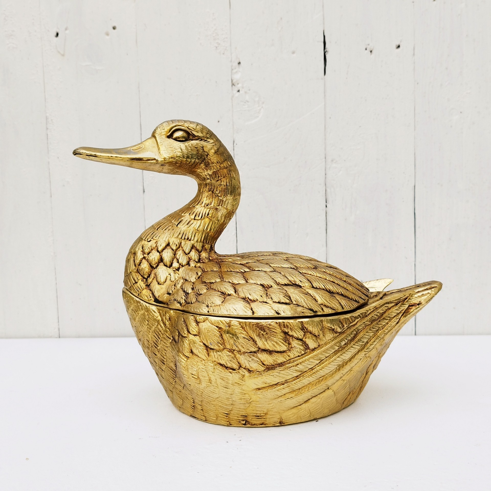 Seau à glaçons  représentant un canard doré dessiné par Mauro Manetti en métal doré, dans les années 70. Made in Italy. Signé sur la queue. bon état général. Hauteur à la tête du canard : 22 cm Hauteur corps du canard : 12 cm Largeur : 15 cm Longueur : ~27 cm