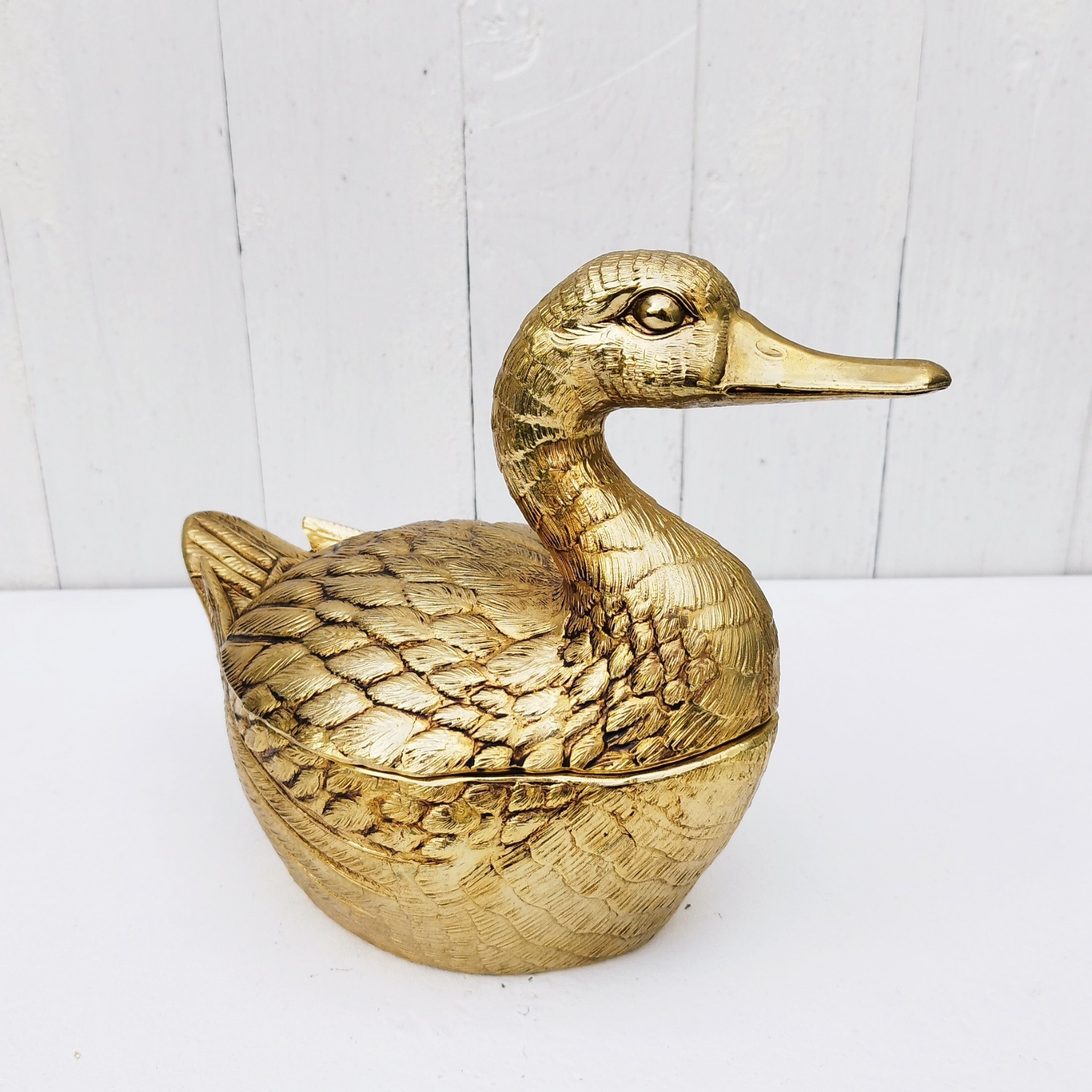 Seau à glaçons  représentant un canard doré dessiné par Mauro Manetti en métal doré, dans les années 70. Made in Italy. Signé sur la queue. bon état général. Hauteur à la tête du canard : 22 cm Hauteur corps du canard : 12 cm Largeur : 15 cm Longueur : ~27 cm