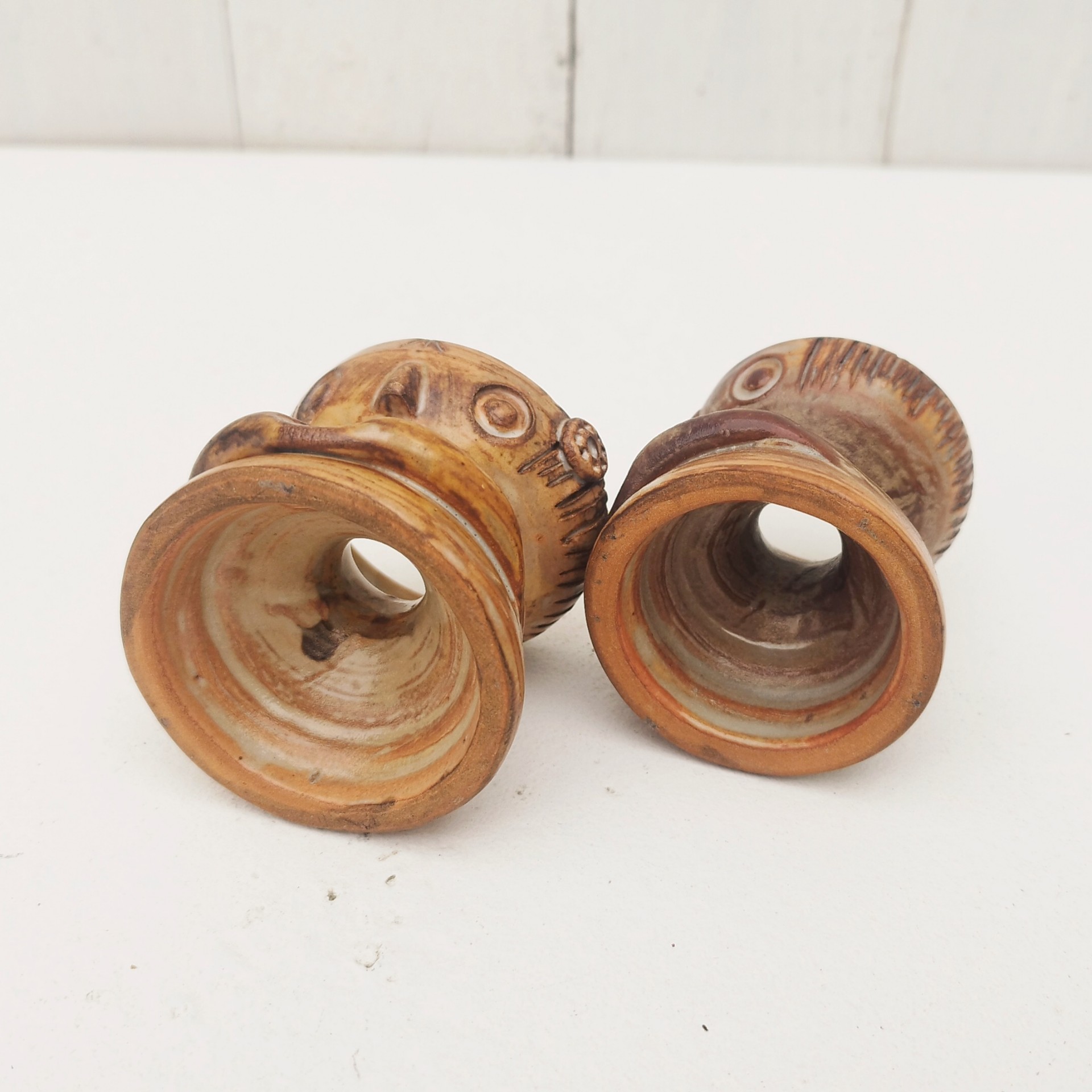 Paire de coquetiers anthropomorphes en céramique par Jacques Pouchain. Ils sont de deux tailles différentes. Excellent état . Hauteur : 5,5 cm  Diamètres : 4,8 et 5,2 cm