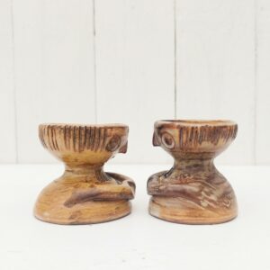 Paire de coquetiers anthropomorphes en céramique par Jacques Pouchain. Ils sont de deux tailles différentes. Excellent état . Hauteur : 5,5 cm  Diamètres : 4,8 et 5,2 cm