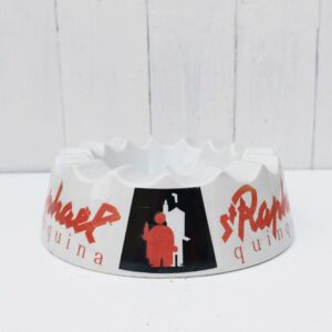 Grand cendrier publicitaire en faïence  pour la marque d'alcool Saint Raphaël Quinquina Petites égrenures sans gravité, une petit éclat sur le dessous non visible un fois posé Très bon état général Diamètre : 18,5 cm Hauteur : 6,5 cm