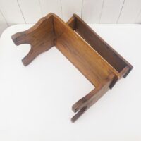 Marche pied deux marches en bois patiné verni. Traces d'usage et d'anciens xylophages. Bon état général. Hauteur : 34 cm Dimensions : 36 x 21 cm
