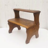 Marche pied deux marches en bois patiné verni. Traces d'usage et d'anciens xylophages. Bon état général. Hauteur : 34 cm Dimensions : 36 x 21 cm