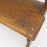 Marche pied deux marches en bois patiné verni. Traces d'usage et d'anciens xylophages. Bon état général. Hauteur : 34 cm Dimensions : 36 x 21 cm