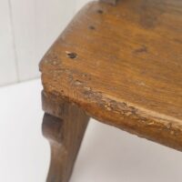 Marche pied deux marches en bois patiné verni. Traces d'usage et d'anciens xylophages. Bon état général. Hauteur : 34 cm Dimensions : 36 x 21 cm