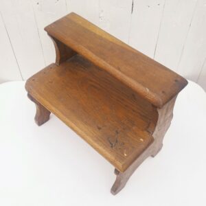 Marche pied deux marches en bois patiné verni. Traces d'usage et d'anciens xylophages. Bon état général. Hauteur : 34 cm Dimensions : 36 x 21 cm
