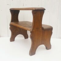 Marche pied deux marches en bois patiné verni. Traces d'usage et d'anciens xylophages. Bon état général. Hauteur : 34 cm Dimensions : 36 x 21 cm