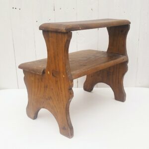 Marche pied deux marches en bois patiné verni. Traces d'usage et d'anciens xylophages. Bon état général. Hauteur : 34 cm Dimensions : 36 x 21 cm