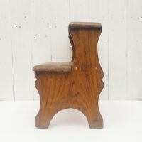 Marche pied deux marches en bois patiné verni. Traces d'usage et d'anciens xylophages. Bon état général. Hauteur : 34 cm Dimensions : 36 x 21 cm