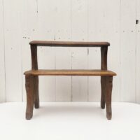Marche pied deux marches en bois patiné verni. Traces d'usage et d'anciens xylophages. Bon état général. Hauteur : 34 cm Dimensions : 36 x 21 cm