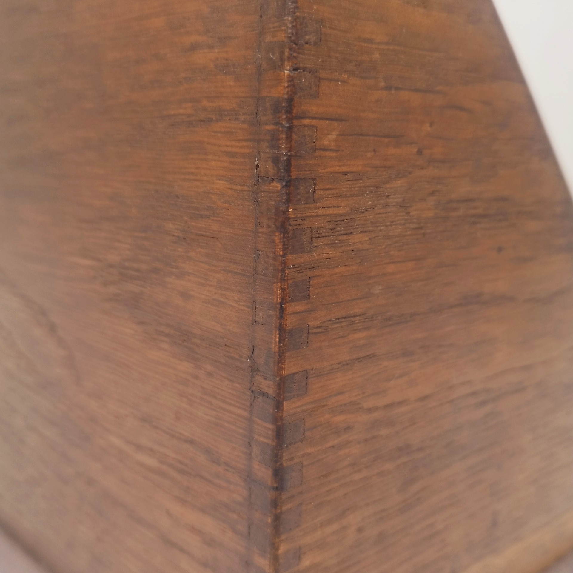 Porte lettres, rangement courrier en bois vernis comprenant quatre compartiments de rangements.  Petites traces d'usage. Un bout d'étiquette d'origine sur l'arrière. Bon état général. Dimensions  : 32 x 18 x 14,5 cm