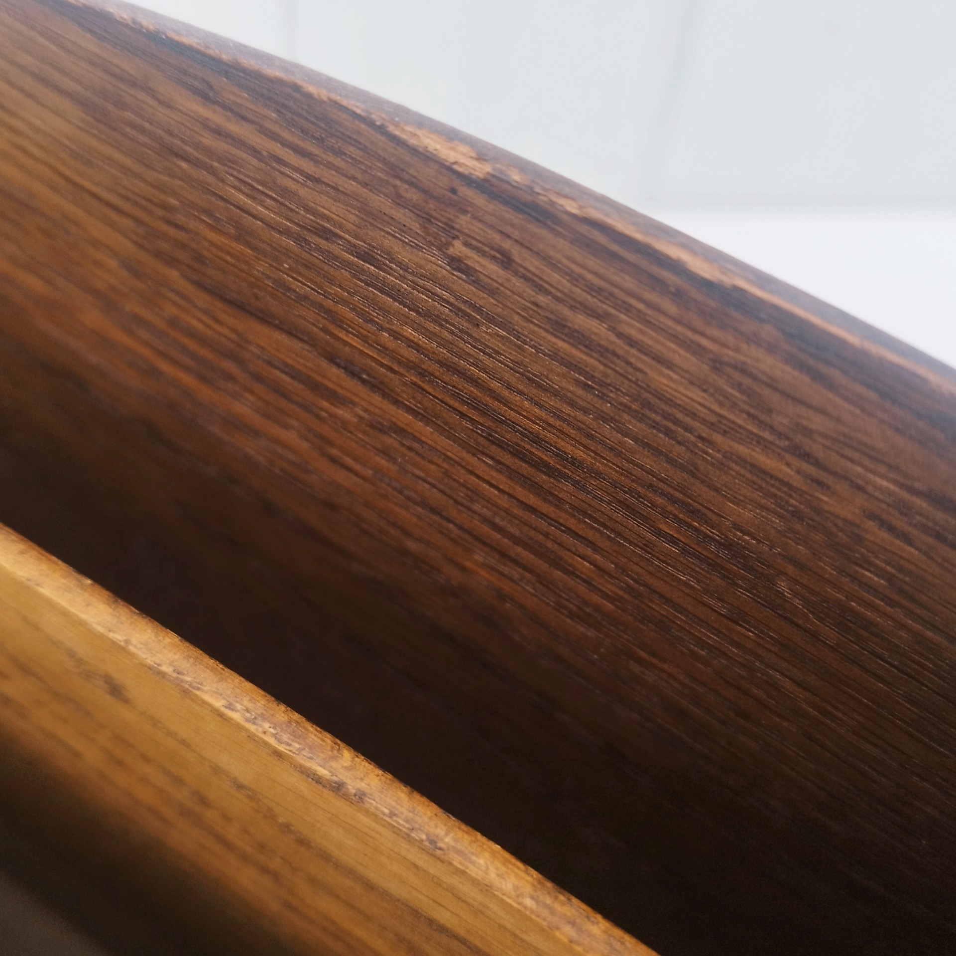 Porte lettres, rangement courrier en bois vernis comprenant quatre compartiments de rangements.  Petites traces d'usage. Un bout d'étiquette d'origine sur l'arrière. Bon état général. Dimensions  : 32 x 18 x 14,5 cm