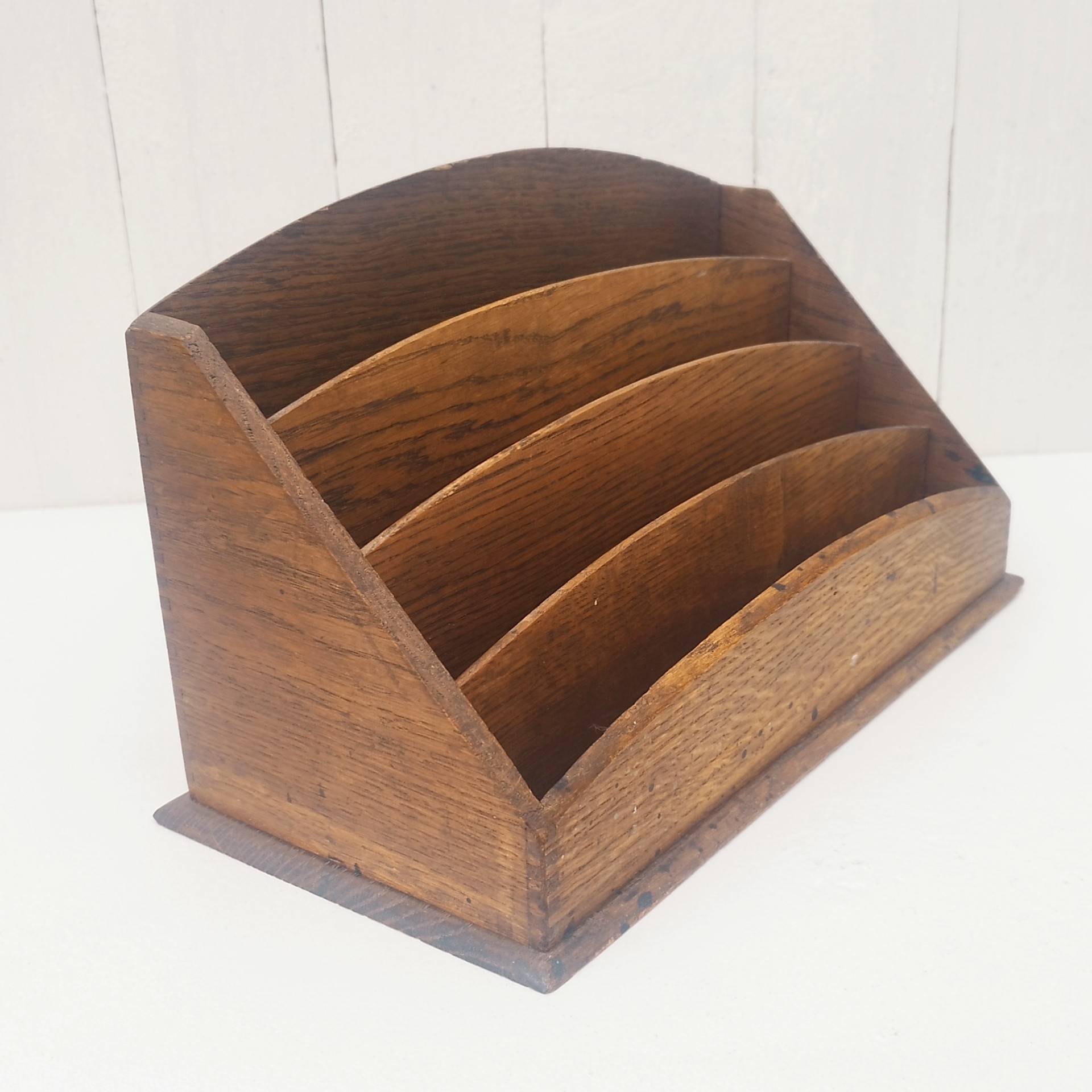 Porte lettres, rangement courrier en bois vernis comprenant quatre compartiments de rangements.  Petites traces d'usage. Un bout d'étiquette d'origine sur l'arrière. Bon état général. Dimensions  : 32 x 18 x 14,5 cm