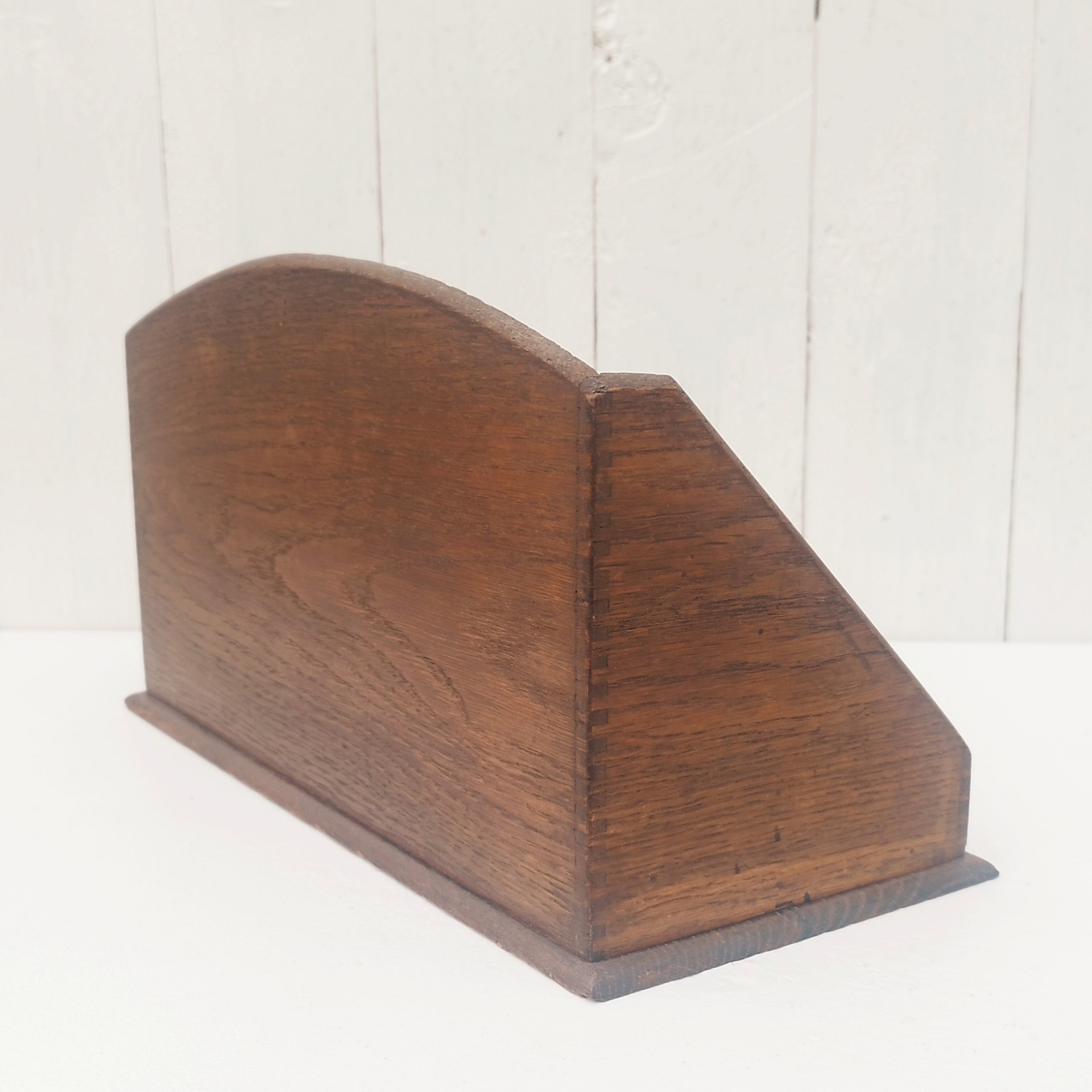 Porte lettres, rangement courrier en bois vernis comprenant quatre compartiments de rangements.  Petites traces d'usage. Un bout d'étiquette d'origine sur l'arrière. Bon état général. Dimensions  : 32 x 18 x 14,5 cm