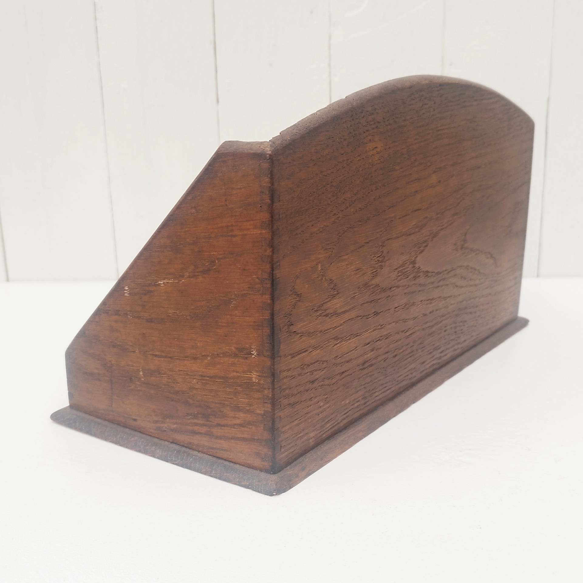 Porte lettres, rangement courrier en bois vernis comprenant quatre compartiments de rangements.  Petites traces d'usage. Un bout d'étiquette d'origine sur l'arrière. Bon état général. Dimensions  : 32 x 18 x 14,5 cm