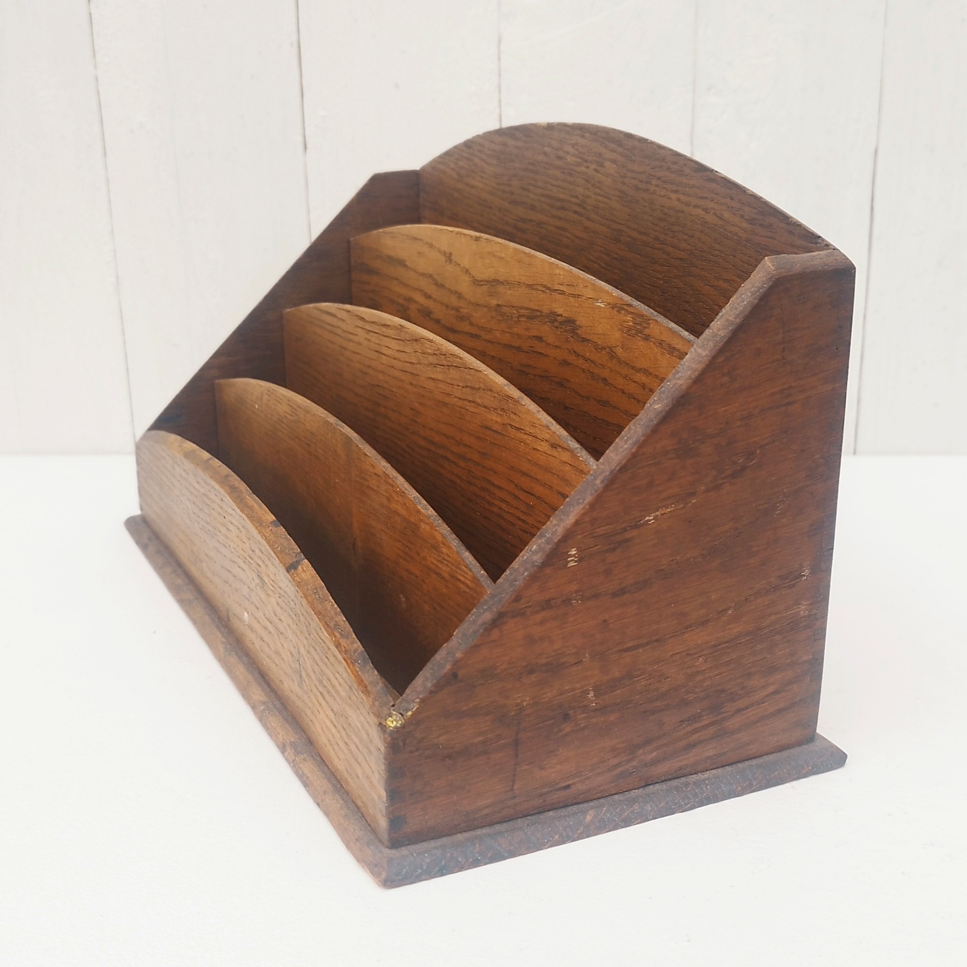 Porte lettres, rangement courrier en bois vernis comprenant quatre compartiments de rangements.  Petites traces d'usage. Un bout d'étiquette d'origine sur l'arrière. Bon état général. Dimensions  : 32 x 18 x 14,5 cm