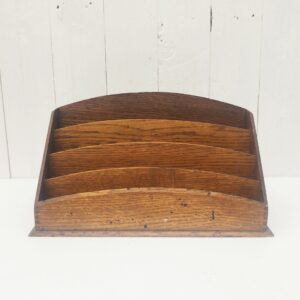 Porte lettres, rangement courrier en bois vernis comprenant quatre compartiments de rangements.  Petites traces d'usage. Un bout d'étiquette d'origine sur l'arrière. Bon état général. Dimensions  : 32 x 18 x 14,5 cm