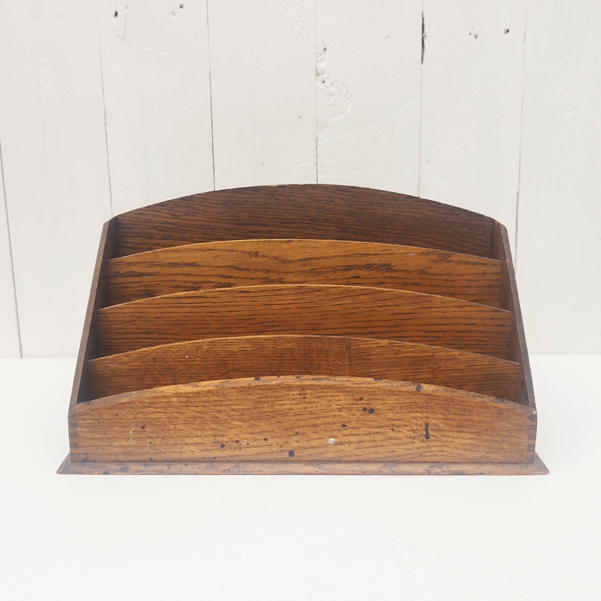 Porte lettres, rangement courrier en bois vernis comprenant quatre compartiments de rangements.  Petites traces d'usage. Un bout d'étiquette d'origine sur l'arrière. Bon état général. Dimensions  : 32 x 18 x 14,5 cm