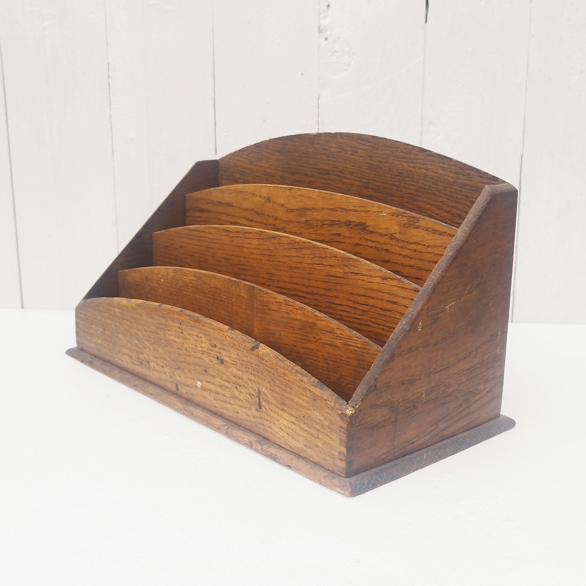 Porte lettres, rangement courrier en bois vernis comprenant quatre compartiments de rangements.  Petites traces d'usage. Un bout d'étiquette d'origine sur l'arrière. Bon état général. Dimensions  : 32 x 18 x 14,5 cm