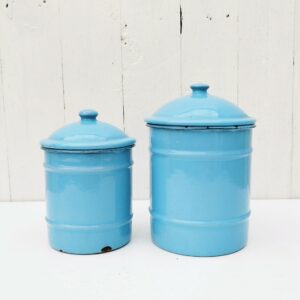 Deux pots à épices, en tôle émaillée de couleur bleue.  Farine, pâtes . Provenance de Belgique. Des éclats sur les bords des cols et sur le bas des pots . Des éclats d'émail sur les couvercles. Bon état général au vu de leur age. Hauteurs : 14 et 12 cm Diamètres : 13 et 11 cm