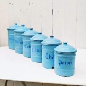 Série de six pots à épices, en tôle émaillée de couleur bleue. Sucre, Farine, café, pâtes, thés et poivre . Des éclats sur les bords des cols et sur le bas des pots . Des éclats d'émail sur les couvercles. Bon état général au vu de leur age. Hauteur et diamètre max : 16 et 14 cm Hauteur et diamètre min : 10 et 8,5 cm Série de six pots à épices, en tôle émaillée de couleur bleue. Sucre, Farine, café, pâtes, thés et poivre . Des éclats sur les bords des cols et sur le bas des pots . Des éclats d'émail sur les couvercles. Bon état général au vu de leur age. Hauteur et diamètre max : 16 et 14 cm Hauteur et diamètre min : 10 et 8,5 cm