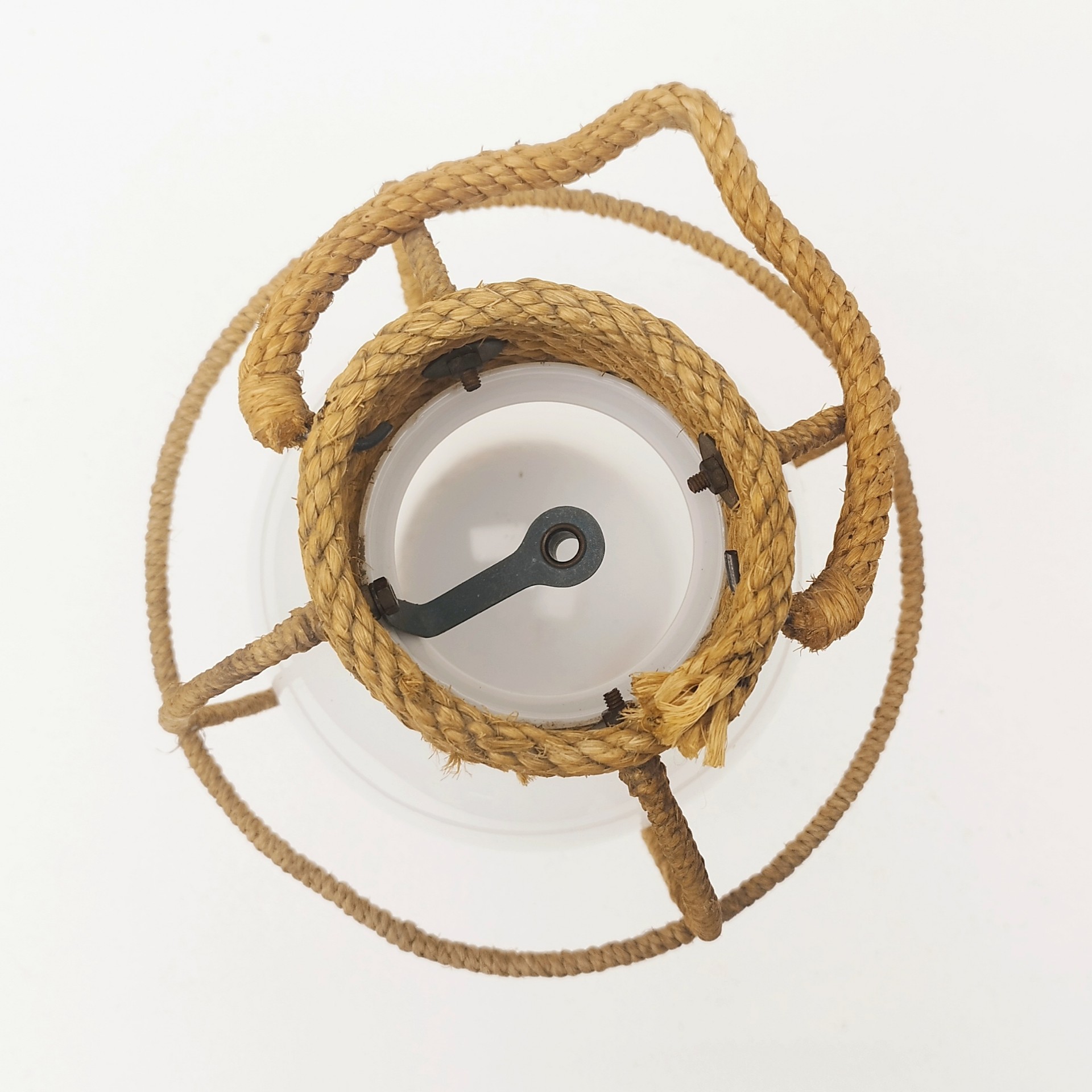 Suspension datant des années 50, à la forme d'une lanterne/lampe tempête créée par Audoux Minet. Structure en fil d'acier et métal recouvert de cordage tressé. Globe en opaline blanche. Manque sa douille à l'intérieur. Petit décollement de cordage sur le haut. Bon état général. Hauteur  avec anse: 36 cm