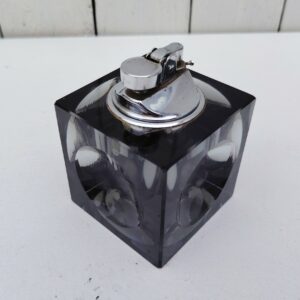 Briquet de table en verre fumé typique des années 70. Créé Antonio Imperatore intitulé " Ice Cube". Briquet rechargeable, pas de gaz dedans mais la pierre fonctionne parfaitement et donne l'étincelle. Très bon état. Dimensions : 7 x 7 x 7 cm