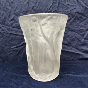 Grand vase art déco en verre dépoli, intitulé " La forêt" par le tchèque Josef Inwald. Représentation en relief de troncs d'arbres. Très bon état. Hauteur : 26 cm Diamètre : 20 cm